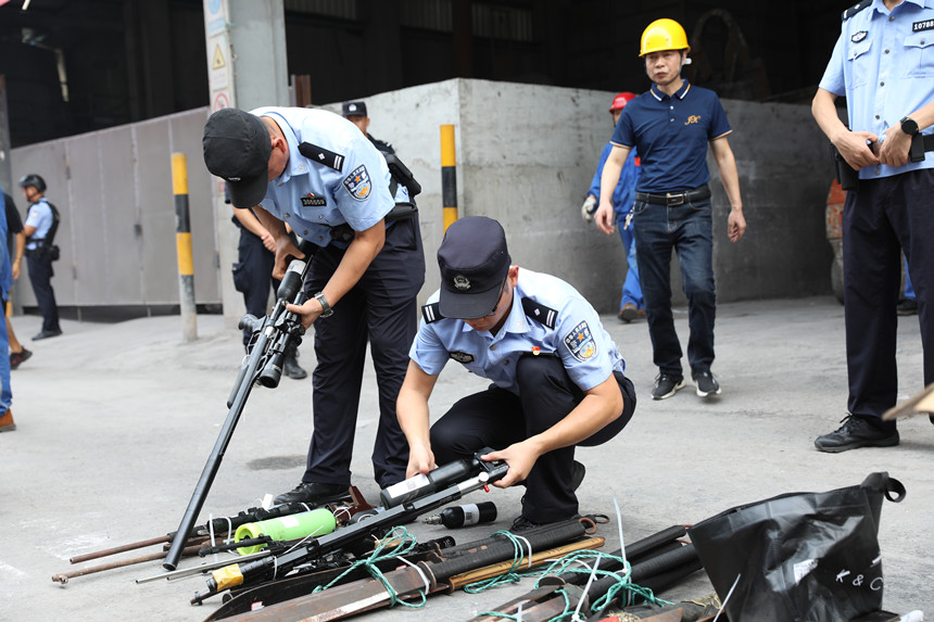 警方展示集中統(tǒng)一銷毀的非法槍支。重慶市公安局供圖