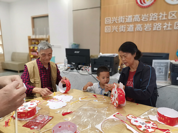 居民在制作花燈。高巖路社區(qū)供圖