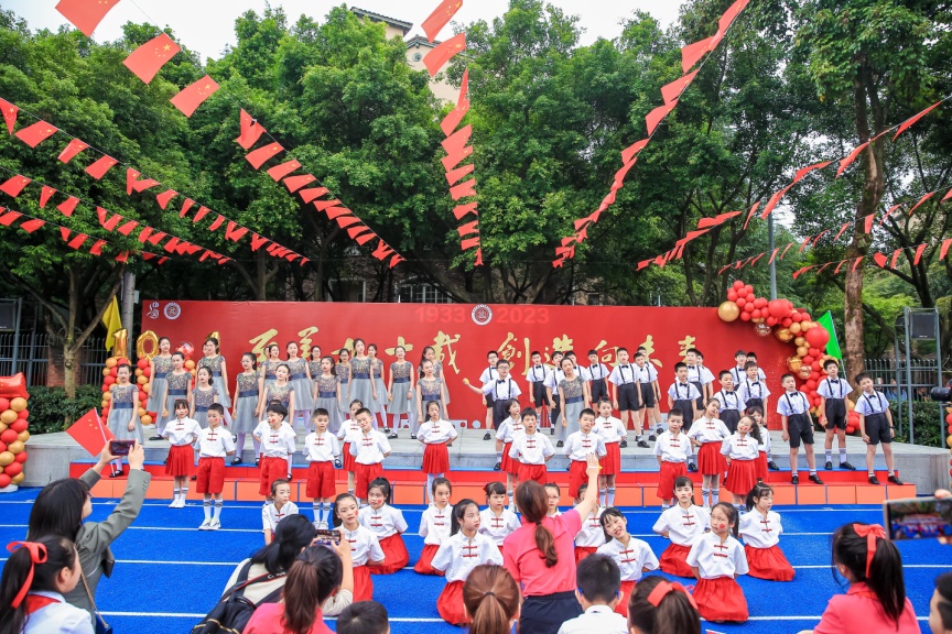 孩子們用歌聲祝福祖國。巴蜀藍湖郡小學(xué)供圖