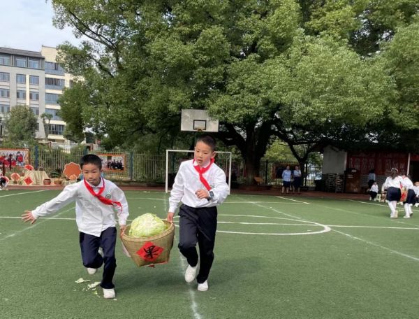 趣味運動會環(huán)節(jié)的“搬白菜”。礦山坡小學供圖