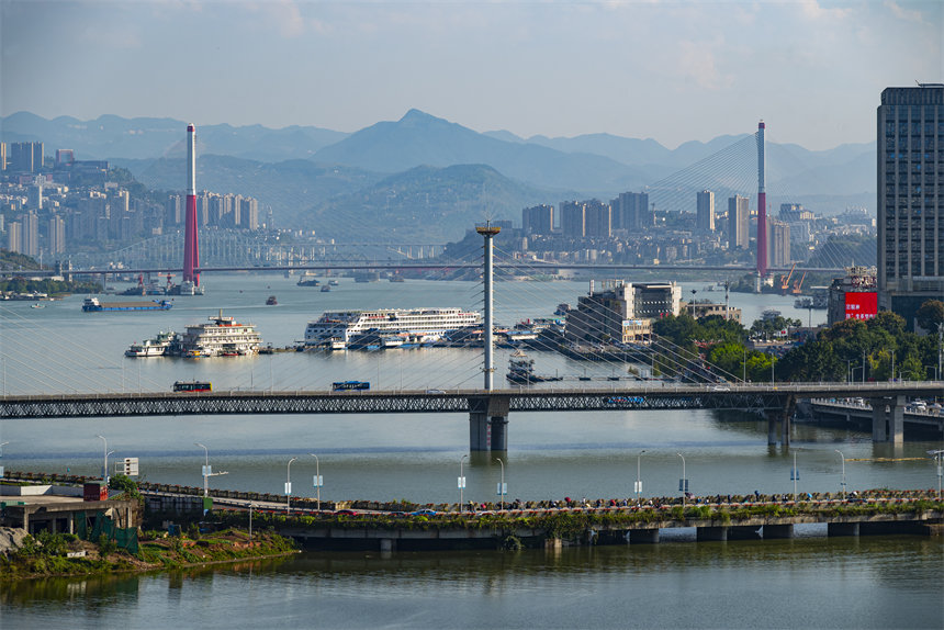 長(zhǎng)江萬(wàn)州段再現(xiàn)高峽平湖壯美景觀。冉孟軍攝