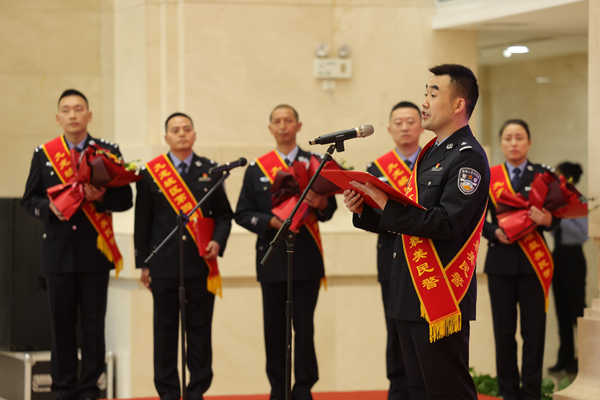 最美民警代表發(fā)言。李卓然攝