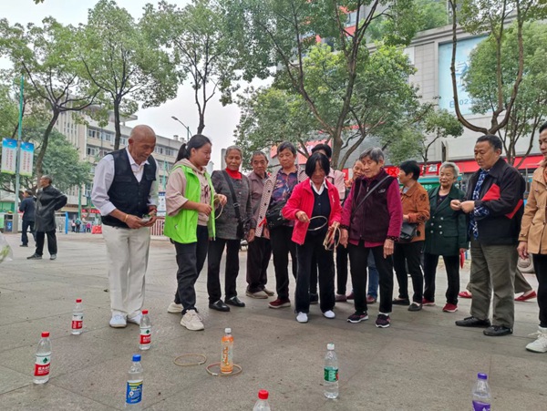 春天社工給老年人講解游戲規(guī)則。受訪者供圖