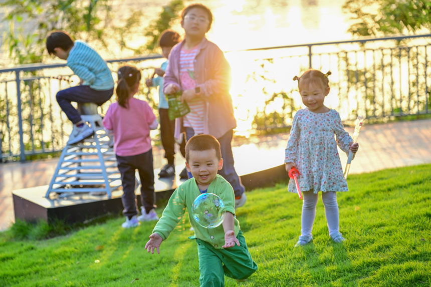 南岸區(qū)大魚海棠公園，孩子們樂(lè)享周末好時(shí)光。郭旭攝