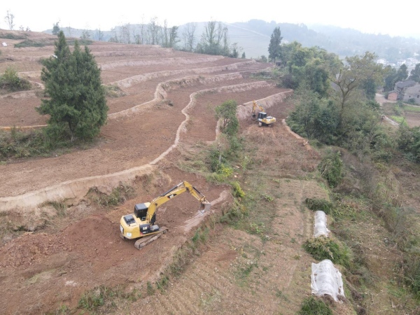 平整土地。譚艷波攝