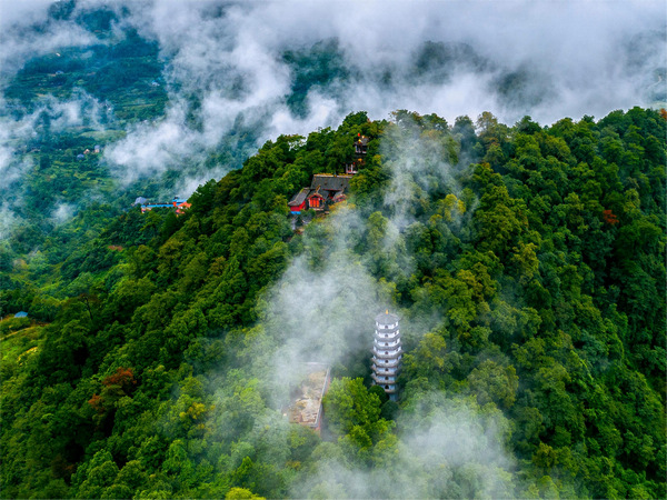 古寺云深處。圣燈山鎮(zhèn)供圖