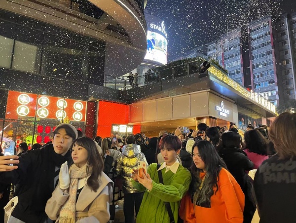 游客在“下雪”的“星桂坊”街區(qū)拍照留影。蔣海濤攝