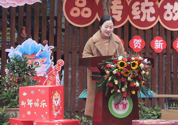 渝北區(qū)蓮花第一幼兒園黨支部書(shū)記、園長(zhǎng)雷蕾新年致辭。渝北區(qū)蓮花第一幼兒園供圖