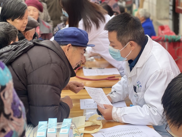 大足區(qū)人民醫(yī)院組織青年干部開展“送醫(yī)送藥”下鄉(xiāng)活動。大足區(qū)委宣傳部供圖