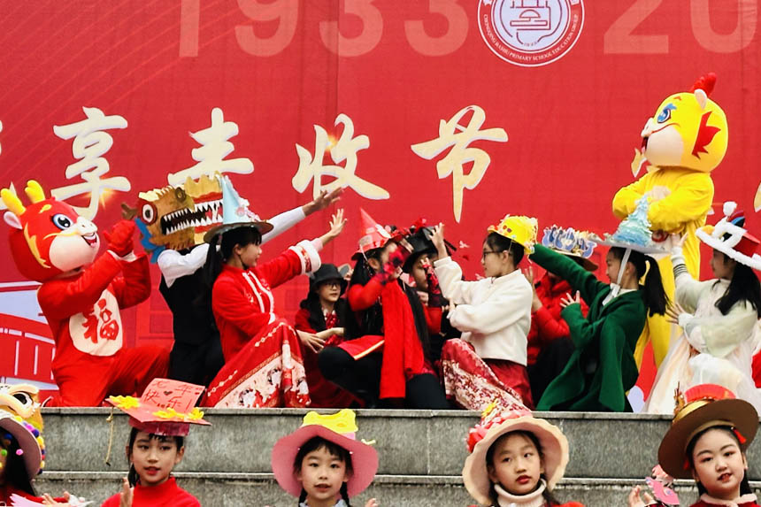 創(chuàng)意帽子秀。魯能巴蜀小學(xué)供圖