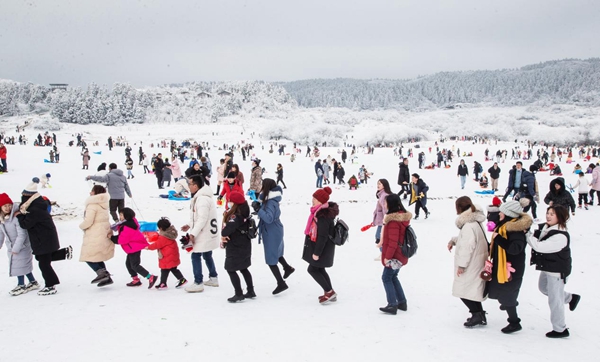 游客在武隆仙女山旅游景區(qū)玩雪，暢享冰雪世界。王俊杰攝