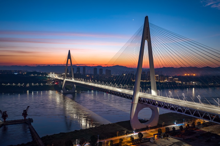 夜色中的白居寺長(zhǎng)江大橋。張坤琨攝