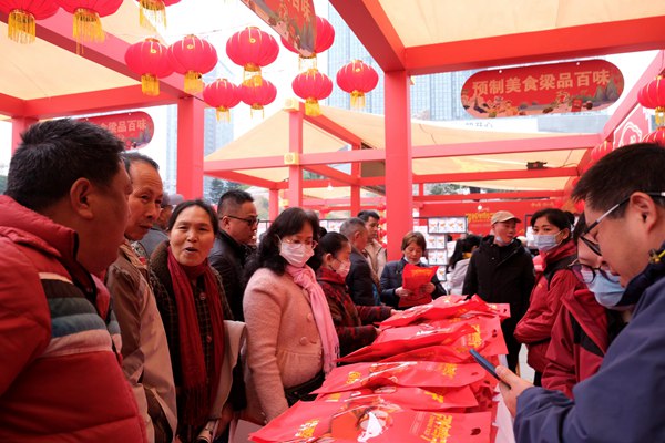 活動現(xiàn)場，張鴨子食品廣受市民青睞。石楚園攝