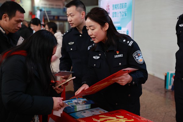 市民關(guān)注防范經(jīng)濟(jì)犯罪微信公眾號。江北區(qū)公安分局經(jīng)偵支隊(duì)供圖