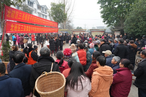 三圣鎮(zhèn)是平村的社員們在參加分紅大會。秦廷富 攝 