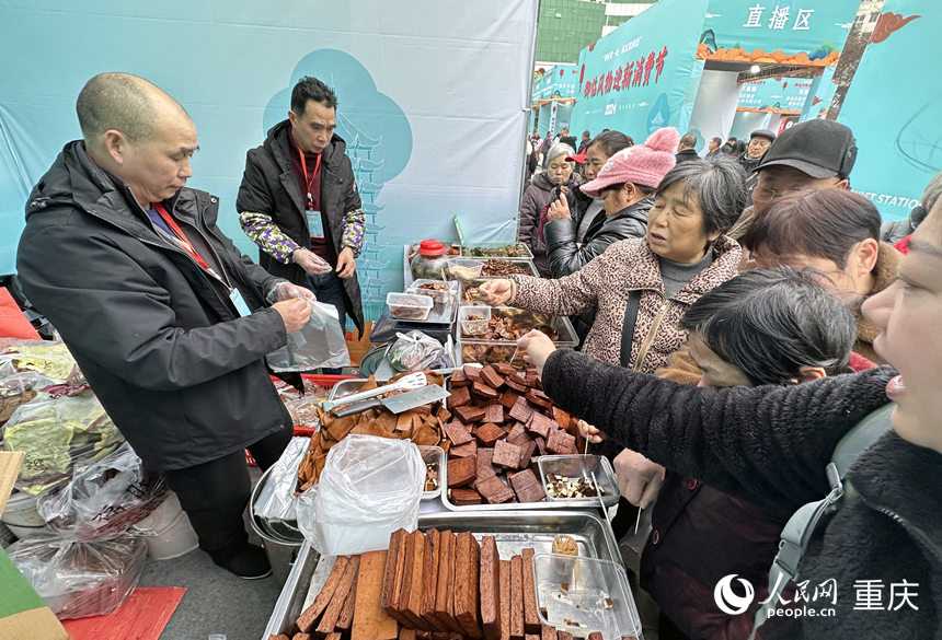 市民在渝北“御臨風(fēng)物”迎新消費(fèi)節(jié)展位上挑選商品。人民網(wǎng)記者 劉政寧攝