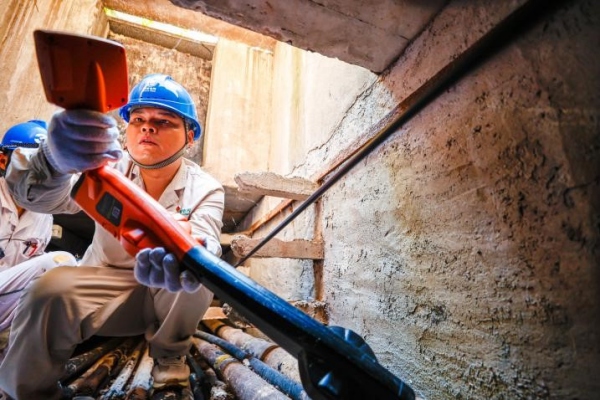 黃帆在10千伏國安線，利用電纜路徑查找儀定位電纜中間頭。龔超攝