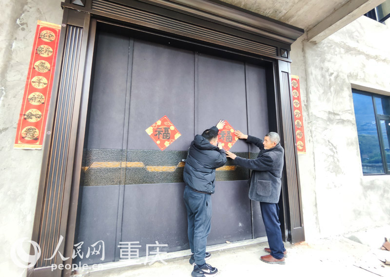 									搬進(jìn)新居過大年					“來，開門大吉。”推開貼好福字的大門，重慶市萬州區(qū)長(zhǎng)灘鎮(zhèn)太白溪村村支書梁先進(jìn)一行為村民佘中華的新家送上新年的祝福。走進(jìn)屋內(nèi)，家電、廚具、生活用品等一應(yīng)俱全，陽光透過窗戶，把屋子映照得暖意融融。				