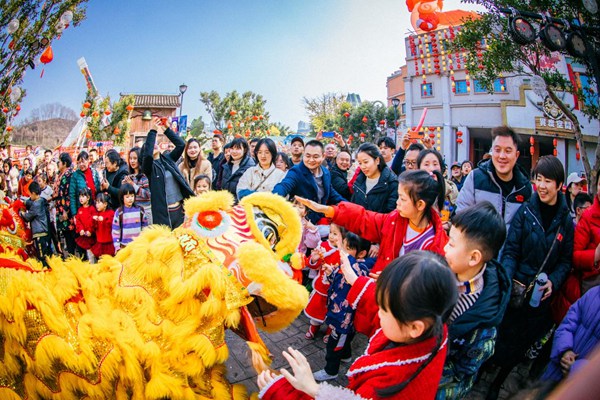 大年初一重慶歡樂谷迎來客流高峰。景區(qū)供圖