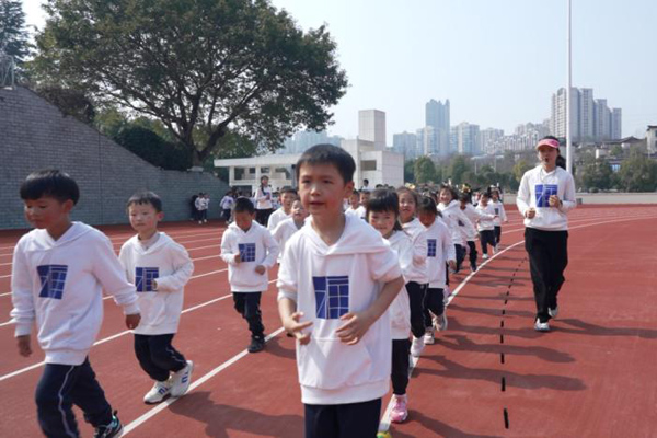 師生“新年第一跑”。博雅湖霞小學(xué)供圖