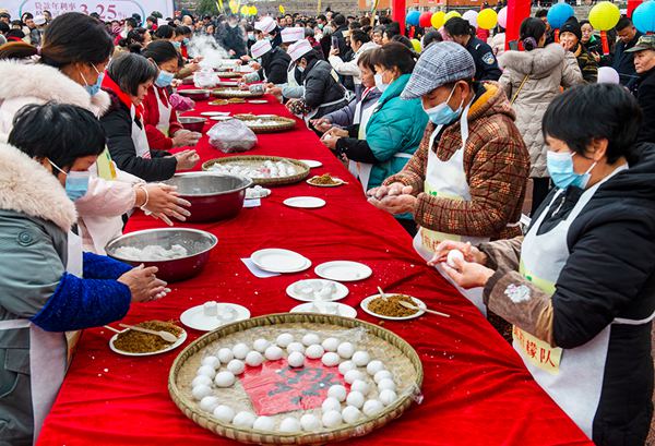 村民歡聚一堂包湯圓。冉孟軍攝