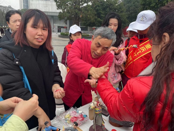 非遺“重慶面塑”市級代表性傳承人譚先華教市民面塑。蔣海濤攝