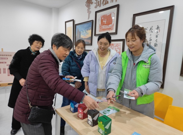 居民參與垃圾分類小游戲。松牌路社區(qū)供圖