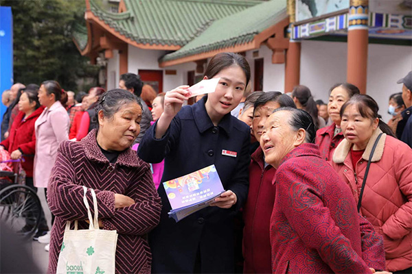 傳授假幣識別技巧。重慶農(nóng)村商業(yè)銀行供圖