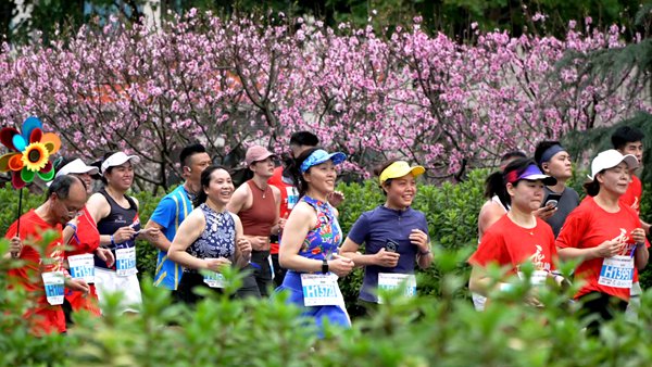 賽道周圍鮮花盛開，風(fēng)景宜人。黃亞輝攝