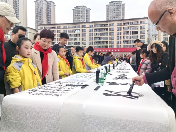 長卷留墨香。徐雯瑄攝