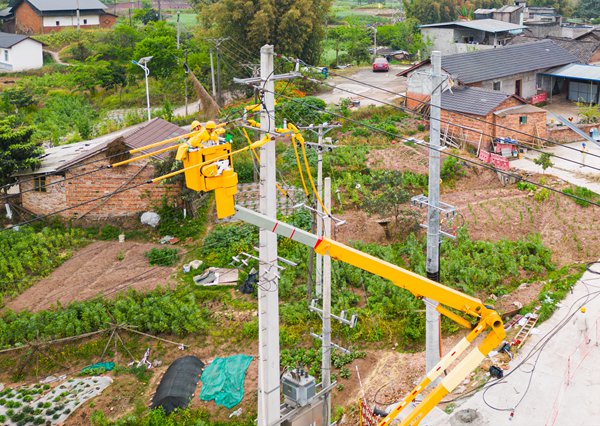 絕緣斗臂車在跨永津高速的電力線路兩端同時開展作業(yè)。朱芳攝