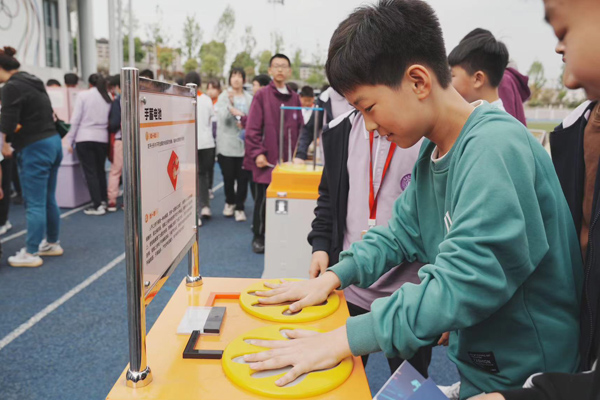 學生圍觀分體式飛行汽車。袁杰攝