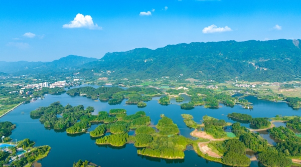 大足龍水湖旖旎風(fēng)光。曾慶川攝