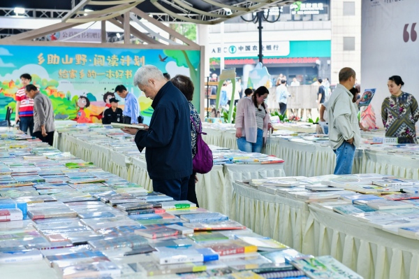 市民紛紛駐足閱讀。重慶新華書店集團(tuán)公司供圖