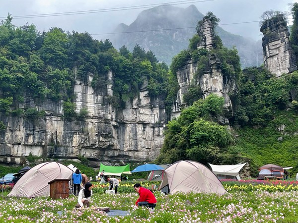 游客搭帳篷露營。重慶市旅游營銷中心供圖