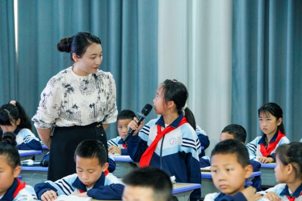 彭燕執(zhí)教《慢性子裁縫和急性子顧客》。重慶兩江新區(qū)金山學(xué)校供圖