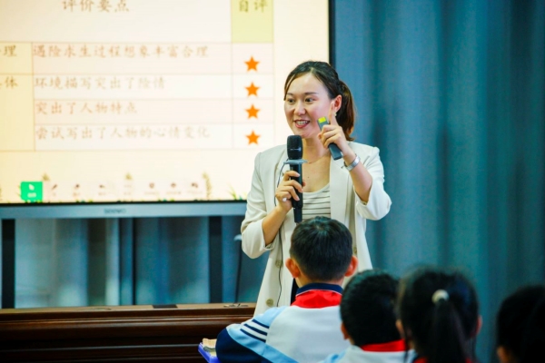 張小霞執(zhí)教《神奇的探險之旅》。重慶兩江新區(qū)金山學(xué)校供圖