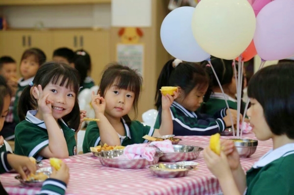 學(xué)校為小朋友準(zhǔn)備了美食自助餐。北碚區(qū)椿山幼兒園供圖