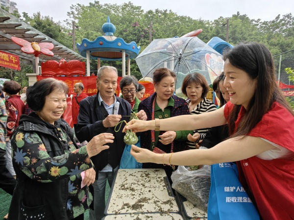 居民參加包香囊活動。龍山街道供圖