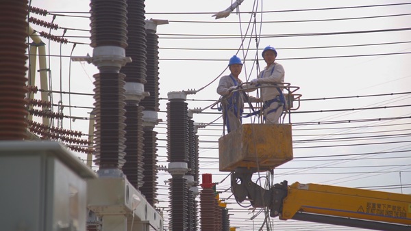 變電站引流線安裝。國網(wǎng)重慶永川供電公司供圖