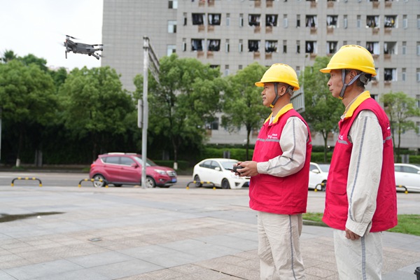 電力員工利用無人機(jī)巡檢保電線路。國網(wǎng)重慶永川供電公司供圖