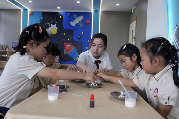 老師帶領孩子做實驗。明遠菁苗幼兒園供圖