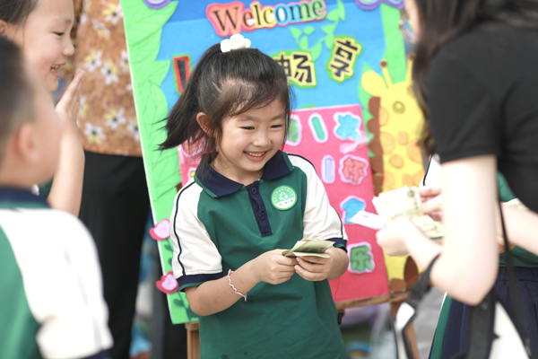 學(xué)習(xí)收錢、促銷。大學(xué)城樹人幼兒園供圖