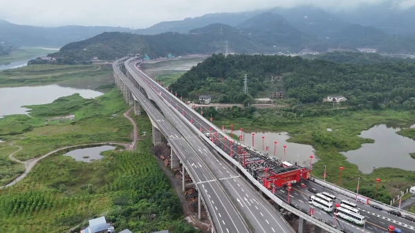 開州區(qū)首座特大橋鳳凰梁大橋通車。開州區(qū)融媒體中心供圖