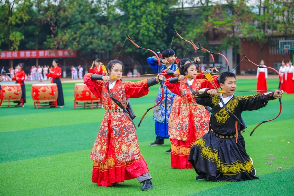 特色體育課——射箭。川外附校供圖