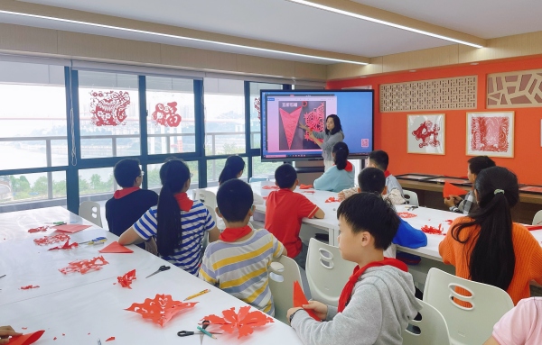 非遺特色剪紙課程。四川外國語大學九龍坡區(qū)附屬小學校供圖