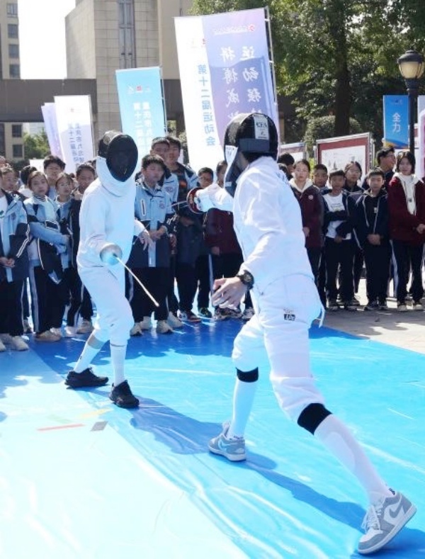 大成體育文化節(jié)期間，學(xué)生體驗(yàn)運(yùn)動集市特色活動。重慶市楊家坪中學(xué)供圖