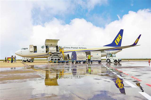 七月二日，巫山機場，波音B737-800型全貨機專機前，工作人員正在準備將巫山脆李裝機。記者 尹詩語 劉力 攝視覺重慶