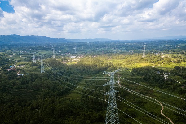 重慶銅梁1000千伏特高壓變電站500千伏送出工程永川段順利貫通。國網(wǎng)重慶永川供電公司供圖