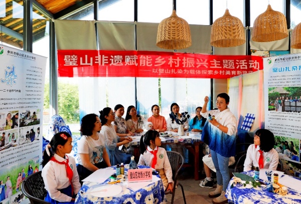 開展二十四節(jié)氣之“谷雨藍(lán)曬”主題活動。 璧山區(qū)北街小學(xué)校供圖